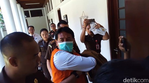 Rektor Unud I Nyoman Gde Antara saat hendak digiring ke mobil tahanan Kejati Bali.