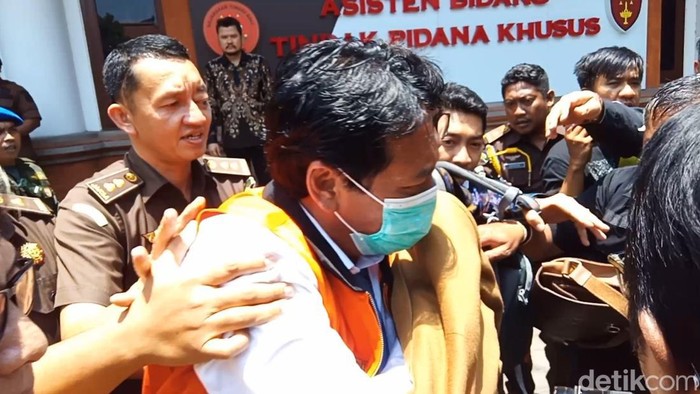 Rektor Unud Nyoman Gde Antara memakai rompi tahanan dan dibawa ke Lapas Kerobokan, Senin (9/10/2023).