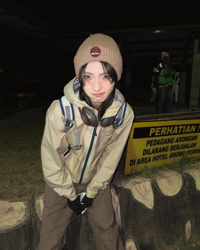 Dalam berbagai foto dan video yang diunggah ulang ke TikTok, sejumlah influencer Douyin tampak menikmati waktu mereka mendaki gunung dan atraksi wisata lain selagi menampilkan gaya stylish. Foto: Instagram @qjfaki