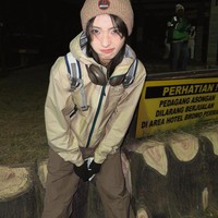 Dalam berbagai foto dan video yang diunggah ulang ke TikTok, sejumlah influencer Douyin tampak menikmati waktu mereka mendaki gunung dan atraksi wisata lain selagi menampilkan gaya stylish. Foto: Instagram @qjfaki