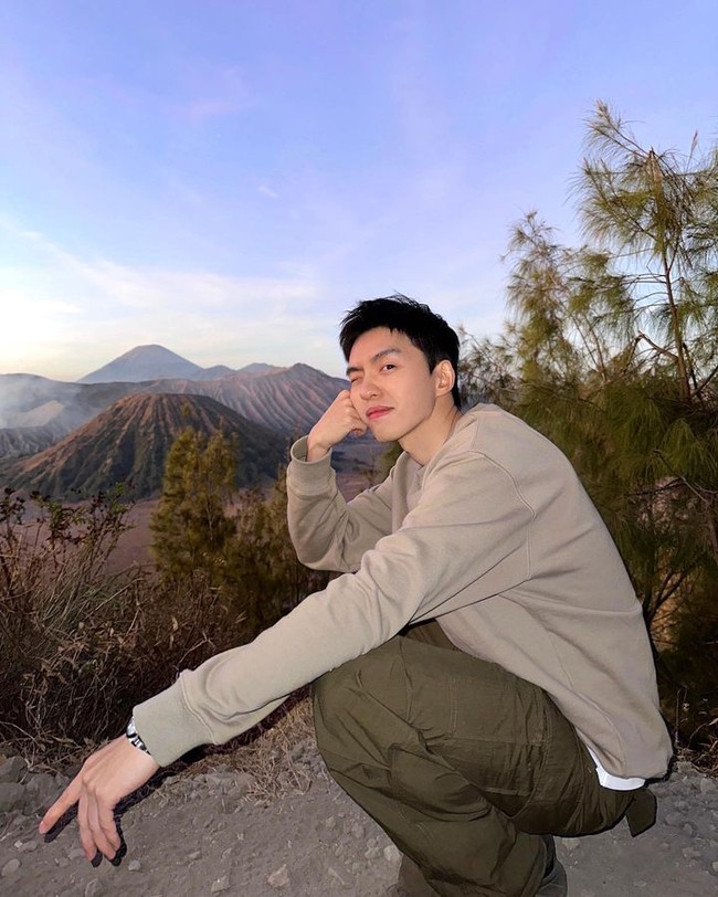 Tak hanya wanita, cukup banyak influener pria yang juga ikut dalam rombongan. Gaya mereka tak kalah menawan. Foto: Instagram @karlkkkkk