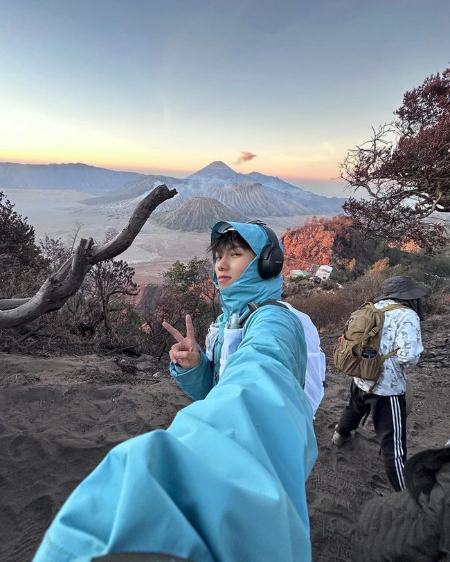 Tampil dengan busana yang stylish dan branded, para influencer tak lupa untuk menambahkan aksesori. Heaphone pun menjadi penunjang yang trendy. Foto: Instagram @j_maxxxx