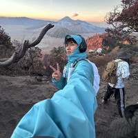 Tampil dengan busana yang stylish dan branded, para influencer tak lupa untuk menambahkan aksesori. Heaphone pun menjadi penunjang yang trendy. Foto: Instagram @j_maxxxx