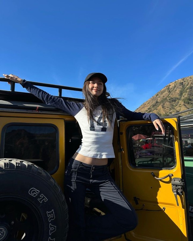 Selain berlatar Gunung Bromo, banyak selebgram yang mengambil foto dengan mobil jeep. Gaya selebgram @suanbeiii ini bisa dijadikan inspirasi foto OOTD. Foto: Instagram @suanbeiii