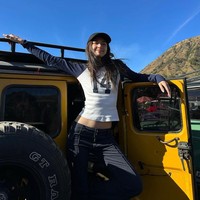 Selain berlatar Gunung Bromo, banyak selebgram yang mengambil foto dengan mobil jeep. Gaya selebgram @suanbeiii ini bisa dijadikan inspirasi foto OOTD. Foto: Instagram @suanbeiii