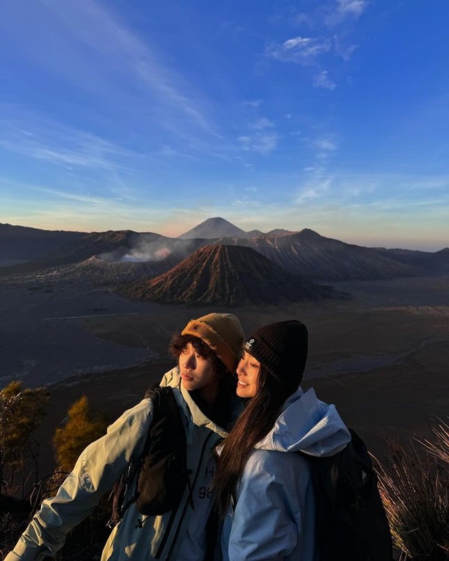 Kamu yang berencana mendaki gunung Bromo bersama pasangan dapat melihat inspirasi gaya foto dari selebgram @xutingyuu. Foto: Instagram