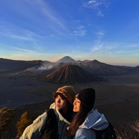 Kamu yang berencana mendaki gunung Bromo bersama pasangan dapat melihat inspirasi gaya foto dari selebgram @xutingyuu. Foto: Instagram