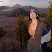 Begini penampilan cantik lain dari He Hui Xiang ketika mendaki gunung. Mereka tampaknya memang menyiapkan beberapa outfit untuk dipamerkan selagi mendapat pemandangan indah. Foto: Instagram