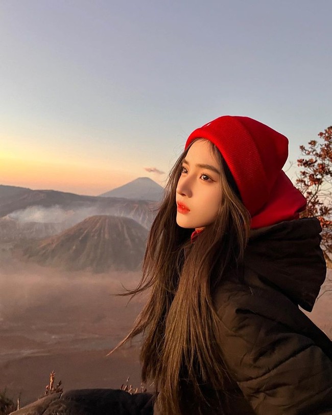 Selain gaya busana, para selebgram Douyin tentu memastikan riasan wajah dan rambut mereka tetap cantik meski mendaki gunung sejak tengah malam. Foto: Instagram @xx1yuu