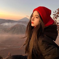 Selain gaya busana, para selebgram Douyin tentu memastikan riasan wajah dan rambut mereka tetap cantik meski mendaki gunung sejak tengah malam. Foto: Instagram @xx1yuu
