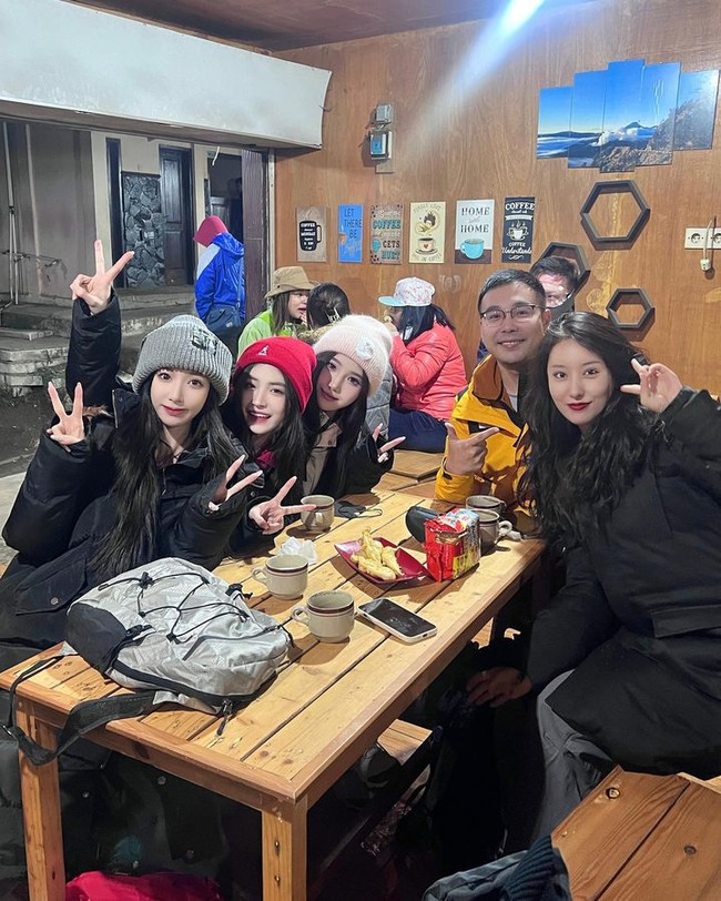 Begini penampilan sejumlah cantik influencer China ketika menghabiskan waktu di Gunung Bromo. Belum diketahui alasan mengapa rombongan Douyin ramai-ramai ke Indonesia tapi beberapa mengatakan jika mereka datang dari agensi yang sama. Foto: Instagram @xx1yuu