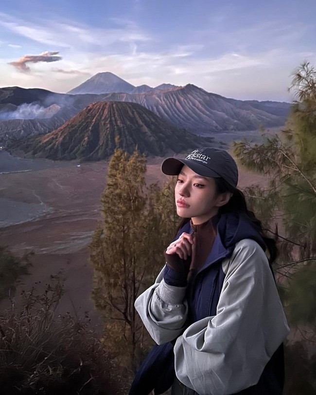 Para selebgram China yang sering disebut selebgram Douyin baru-baru ini jadi perhatian karena ramai-ramai mengunggah foto dan video mereka di Gunung Bromo. Salah satunya He Hui Xiang yang dikenal sebagai salah satu gadis Pinterest. Foto: Instagram @he.hui.xiang
