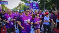 Tampak Pak Menteri BKS enjoy berlari bersama dengan ratusan orang peserta. Selain berlari, para peserta juga akan diajak melakukan berbagai aktivitas, seperti berwisata ke tempat-tempat bersejarah, menjajal kuliner lokal, dan mengenal budaya setempat. (dok. Lion Air)