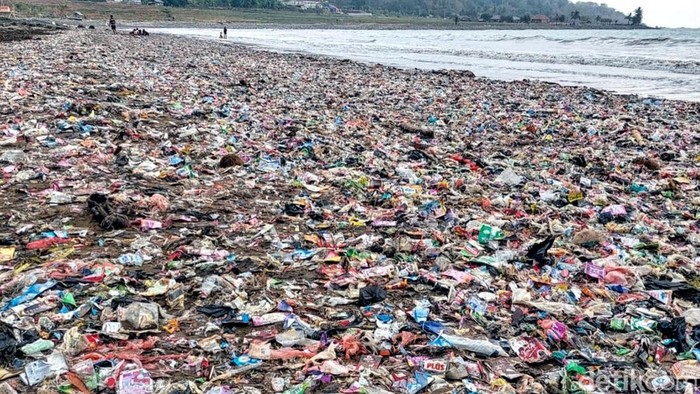 Sampah kembalu muncul di pesisir Loji