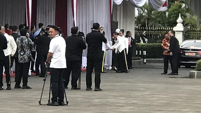 Presiden RI ke-6 Susilo Bambang Yudhoyono (SBY) hingga Agum Gumelar hadir dalam acar Parade Senja dalam rangka memperingati HUT ke-78 TNI. Parade Senja digelar di Lapangan Bela Negara, Kementerian Pertahanan (Kemhan), Jakarta Pusat.