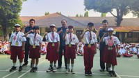 5 Emas itu diraih 5 orang atlet SDN Menteng 02 yang tergabung dalam kontingen Inti Club Dojang Menteng 02. Adapun Atlet Kyorugi Pracedet Pemula dari SDN Menteng 02 yang mendapat medali emas adalah Brandon Putra Ardian U37, Alfarezell Patria U37, Sekar Ayu U37, Sabda Permana U35, dan Satria Mahardika U40. Juga Alumni SDN Menteng 02 yang saat ini duduk di kelas XI, M Akbar Ramadhan, turun di Kyorugi kelas Prestasi U68 Senior berhasil meraih medali emas. Foto: (Dok SDN Menteng 02)