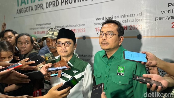 Sekjen PKB Hasanuddin Wahid saat di DPW PKB Jatim (berpeci hitam).