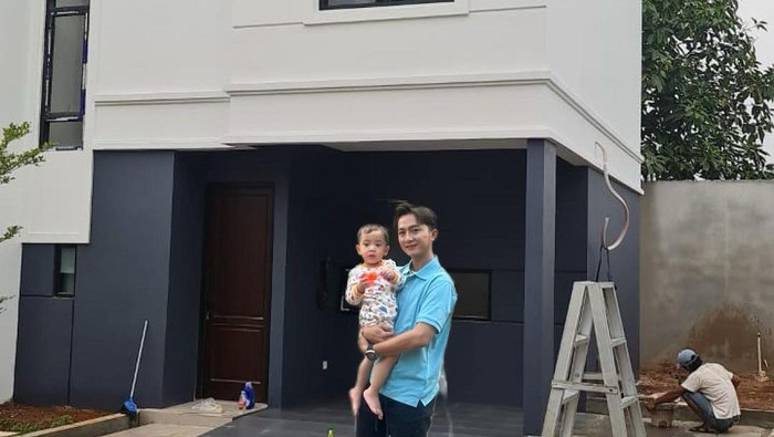 Sensen, asisten Raffi Ahmad memperlihatkan rumahnya yang sedang dibangun.