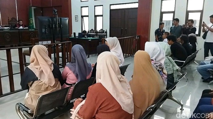 Sidang pembacaan vonis Riko Arizka (21) di Pengadilan Negeri Pandeglang (Aris Rivaldo/detikcom).