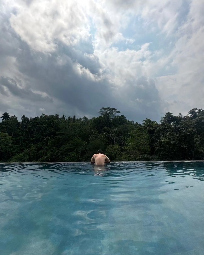 Son Sukku memilih penginapan mewah dengan infinity pool, yang tampak ajaib seperti menggantung di tepi lembah. Di bawahnya, dia melihat aliran Sungai Ayung. Foto: dok. Instagram @sonsukku