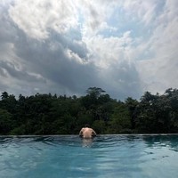 Son Sukku memilih penginapan mewah dengan infinity pool, yang tampak ajaib seperti menggantung di tepi lembah. Di bawahnya, dia melihat aliran Sungai Ayung. Foto: dok. Instagram @sonsukku