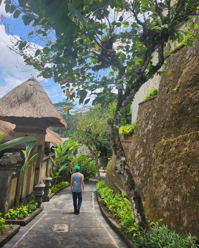 Unggahan foto Son Sukku sontak dibanjiri komentar penggemar, khususnya kaum hawa yang melontarkan gombalan. Tak sedikit yang menyorot ketampanan Son Sukku setelah terkena angin Indonesia. Foto: dok. Instagram @sonsukku