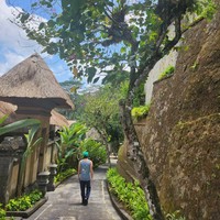 Unggahan foto Son Sukku sontak dibanjiri komentar penggemar, khususnya kaum hawa yang melontarkan gombalan. Tak sedikit yang menyorot ketampanan Son Sukku setelah terkena angin Indonesia. Foto: dok. Instagram @sonsukku