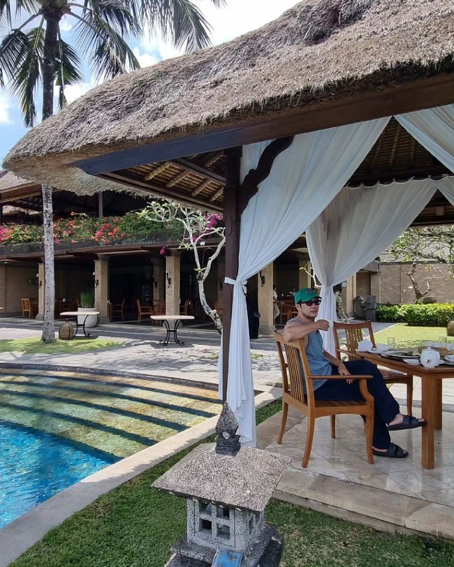 “Bingung mau kagum sama pemandangan bali yang selalu bagus atau sama individu yang di foto :)” “Om tolong, km terlalu gemes, kalah itu pemandangan😌” “Kamu kaya apotek tutup Om , ga ada obat 🥹” “Kalo kamu bukan jalan ku, akan aku cor jalan nya,” komentar sejumlah netizen di bawah unggahan foto Son Sukku. Foto: dok. Instagram @sonsukku