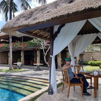 “Bingung mau kagum sama pemandangan bali yang selalu bagus atau sama individu yang di foto :)” “Om tolong, km terlalu gemes, kalah itu pemandangan😌” “Kamu kaya apotek tutup Om , ga ada obat 🥹” “Kalo kamu bukan jalan ku, akan aku cor jalan nya,” komentar sejumlah netizen di bawah unggahan foto Son Sukku. Foto: dok. Instagram @sonsukku