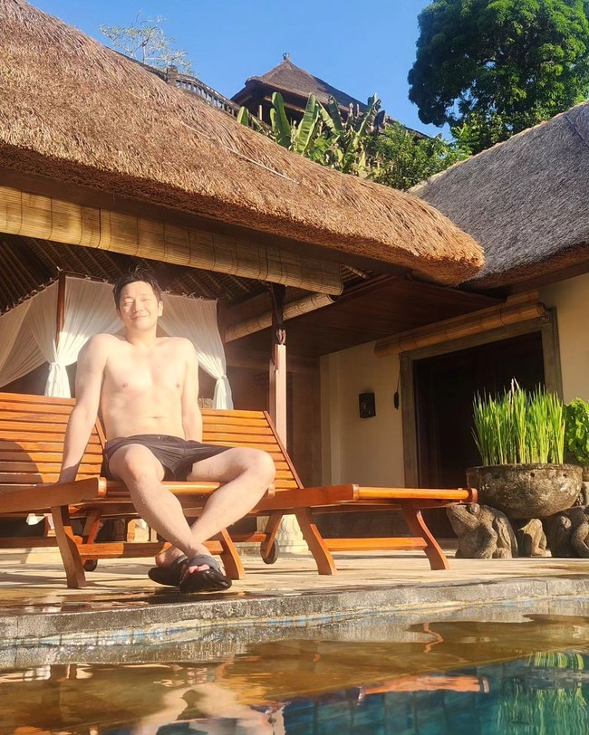Bintang drama Korea My Liberation Notes itu menikmati pemandangan pagi di Ubud dari depan kolam renang. Tak sedikit penggemar yang histeris karena melihat Son Sukku mengunggah foto bertelanjang dada. Foto: dok. Instagram @sonsukku