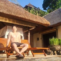 Bintang drama Korea My Liberation Notes itu menikmati pemandangan pagi di Ubud dari depan kolam renang. Tak sedikit penggemar yang histeris karena melihat Son Sukku mengunggah foto bertelanjang dada. Foto: dok. Instagram @sonsukku