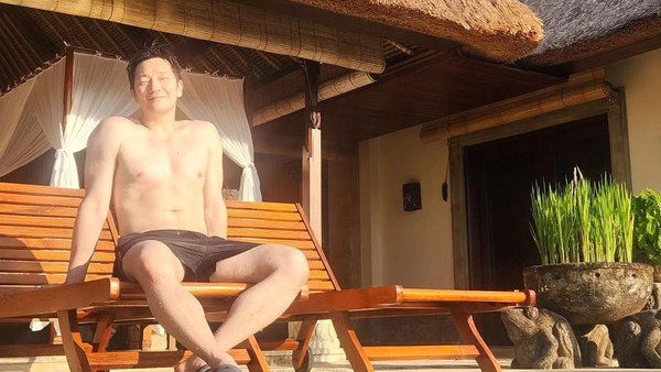 6 Gaya Son Sukku, Aktor Korea Telanjang Dada di Ubud, Digombalin Netizen