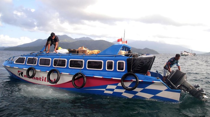 Speedboat Antar Pulau Kini Wajib Dilengkapi Alat Navigasi Anak buah kapal mengemudi speedboat rute Sofifi saat meninggalkan Pelabuhan Mangga Dua, Kota Ternate, Maluku Utara, Senin (9/10/2023). Menteri perhubungan melalui Kepala Kantor Kesyahbandaran dan Otoritas Pelabuhan (KSOP) Kelas II Ternate Maluku Utara, meminta kepada seluruh pemilik speedboat yang beroperasi antar pulau di Maluku Utara itu untuk segera melengkapi speedboat dengan alat navigasi berupa peralatan komunikasi untuk mengantisipasi kendala dalam pelayaran jika terjadi masalah seperti mati mesin, atau cuaca buruk sehingga para motoris speedboat dapat menghubungi instansi terkait untuk mengedepankan keselamatan penumpang. ANTARA FOT0/Andri Saputra/nz