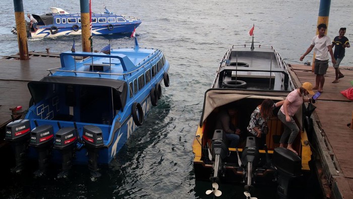 Speedboat Antar Pulau Kini Wajib Dilengkapi Alat Navigasi Anak buah kapal mengemudi speedboat rute Sofifi saat meninggalkan Pelabuhan Mangga Dua, Kota Ternate, Maluku Utara, Senin (9/10/2023). Menteri perhubungan melalui Kepala Kantor Kesyahbandaran dan Otoritas Pelabuhan (KSOP) Kelas II Ternate Maluku Utara, meminta kepada seluruh pemilik speedboat yang beroperasi antar pulau di Maluku Utara itu untuk segera melengkapi speedboat dengan alat navigasi berupa peralatan komunikasi untuk mengantisipasi kendala dalam pelayaran jika terjadi masalah seperti mati mesin, atau cuaca buruk sehingga para motoris speedboat dapat menghubungi instansi terkait untuk mengedepankan keselamatan penumpang. ANTARA FOT0/Andri Saputra/nz