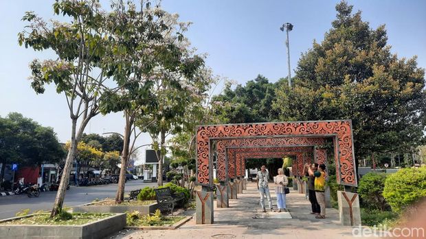 Suasana Alun-alun Pati saat pohon tabebuya mekar, Senin (9/10/2023).