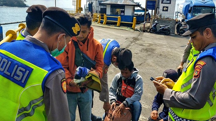 Tim gabungan saat melakukan pemeriksaan barang dan penumpang di Pelabuhan Padangbai, Karangasem, Senin (9/10/2023). (Dok. Polsek Kawasan Pelabuhan Padangbai)