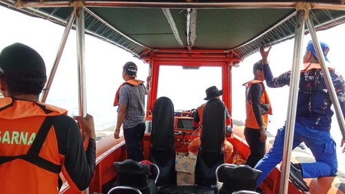 Tim SAR Gabungan saat melakukan pencarian wisatawan asal China bernama Yi Liu (27) di perairan Long Pink Beach, Taman Nasional Komodo (Humas Basarnas Maumere)
