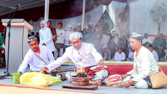 Tradisi nyangku di Panjalu Ciamis.
