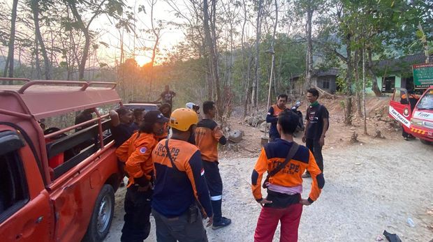 TRC, Damkar, dan relawan menangani kebakaran di Bayat, Klaten. Api saat ini sudah padam, Senin (9/10/2023).