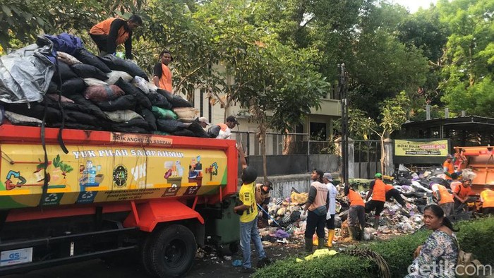 Tumpukan sampah di depo Kotabaru, Kota Jogja. Petugas kini tengah melakukan pembersihan, Senin (9/10/2023).