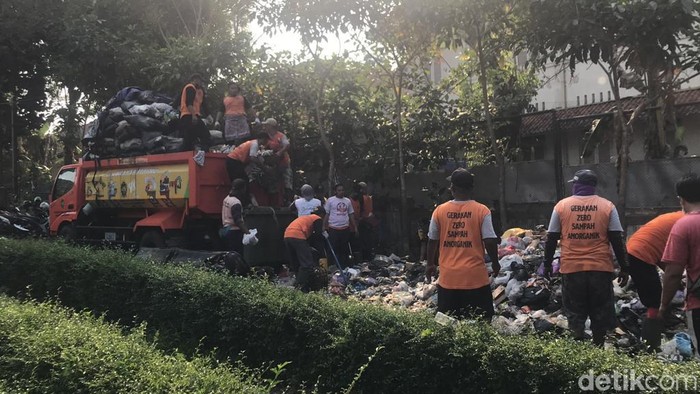 Tumpukan sampah di depo Kotabaru, Kota Jogja, Senin (9/10/2023). Petugas tampak mengangkut tumpukan sampah untuk dibawa ke TPA.