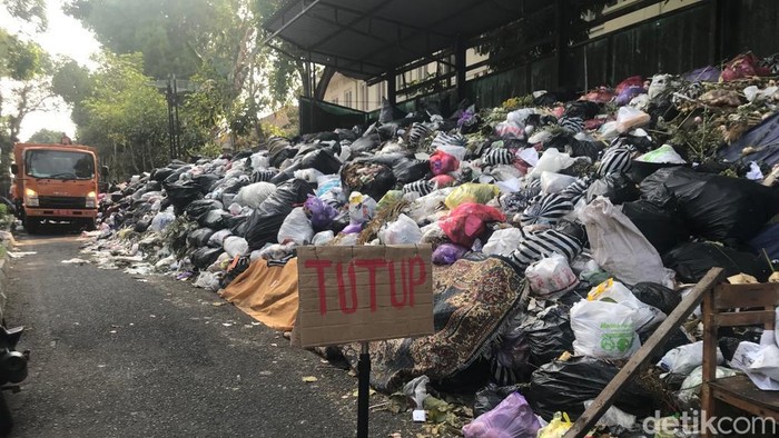 Tumpukan sampah di Kotabaru, Kota Jogja, Senin (9/10/2023). Petugas tampak mengangkut tumpukan sampah untuk dibawa ke TPA. Tumpukan sampah di Kotabaru, Kota Jogja, Senin (9/10/2023). Petugas tampak mengangkut tumpukan sampah untuk dibawa ke TPA.