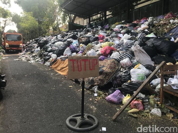 Bikin Bau! Ini Penampakan Sampah 60 Ton di Kotabaru Jogja