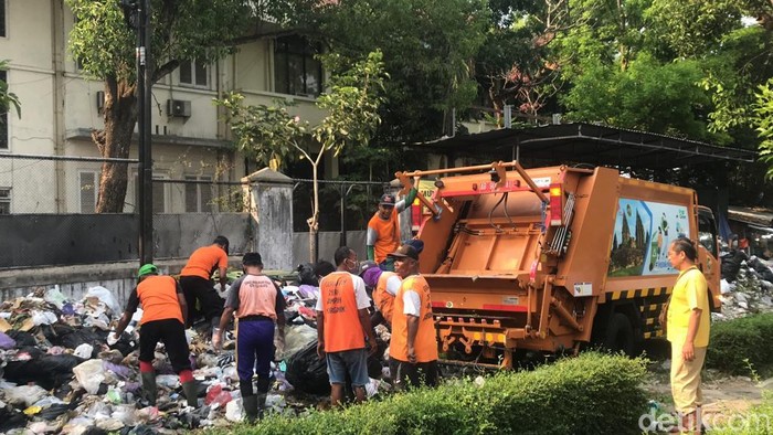 Tumpukan sampah di Kotabaru, Kota Jogja, Senin (9/10/2023). Petugas tampak mengangkut tumpukan sampah untuk dibawa ke TPA.