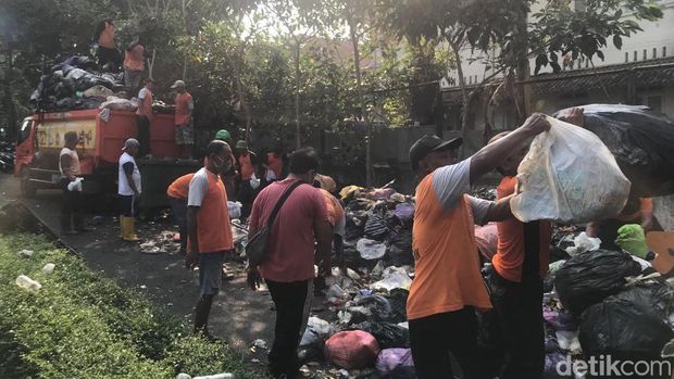 Tumpukan sampah di Kotabaru, Kota Jogja, Senin (9/10/2023). Petugas tampak mengangkut tumpukan sampah untuk dibawa ke TPA.