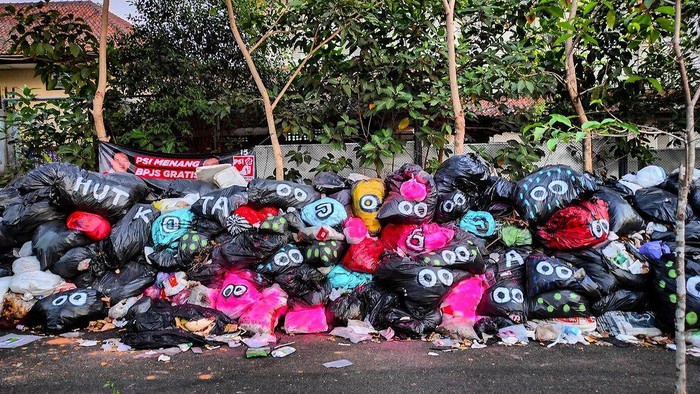 Tumpukan sampah Kotabaru yang dilukis ucapa HUT Kota Jogja oleh Aditdoodlemen.