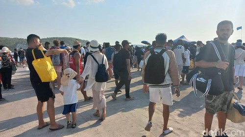 Suasana pelabuhan Banjar Nyuh Nusa Penida, Klungkung, Minggu (8/10/2023).