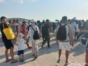 Turis Antusias Berwisata di Nusa Penida meski Suhu Panas Membara