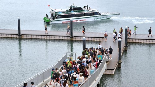 Wisatawan berjalan di dermaga untuk menyeberang ke destinasi wisata Nusa Penida dan Gili Trawangan, NTB  menggunakan kapal cepat di Pelabuhan Serangan, Denpasar, Bali, Jumat (1/9/2023). Pengelola pelabuhan menyebut rata-rata kapal cepat yang berangkat melayani penyeberangan mencapai 27 kapal per hari dengan jumlah penumpang 800-900 orang yang didominasi wisatawan dari China, India dan Eropa. ANTARA FOTO/Nyoman Hendra Wibowo/rwa.