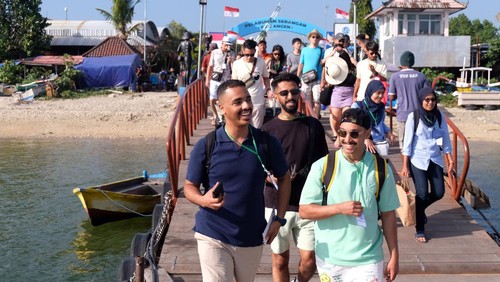 Wisatawan berjalan di dermaga untuk menyeberang ke destinasi wisata Nusa Penida dan Gili Trawangan, NTB  menggunakan kapal cepat di Pelabuhan Serangan, Denpasar, Bali, Jumat (1/9/2023). Pengelola pelabuhan menyebut rata-rata kapal cepat yang berangkat melayani penyeberangan mencapai 27 kapal per hari dengan jumlah penumpang 800-900 orang yang didominasi wisatawan dari China, India dan Eropa. ANTARA FOTO/Nyoman Hendra Wibowo/rwa.